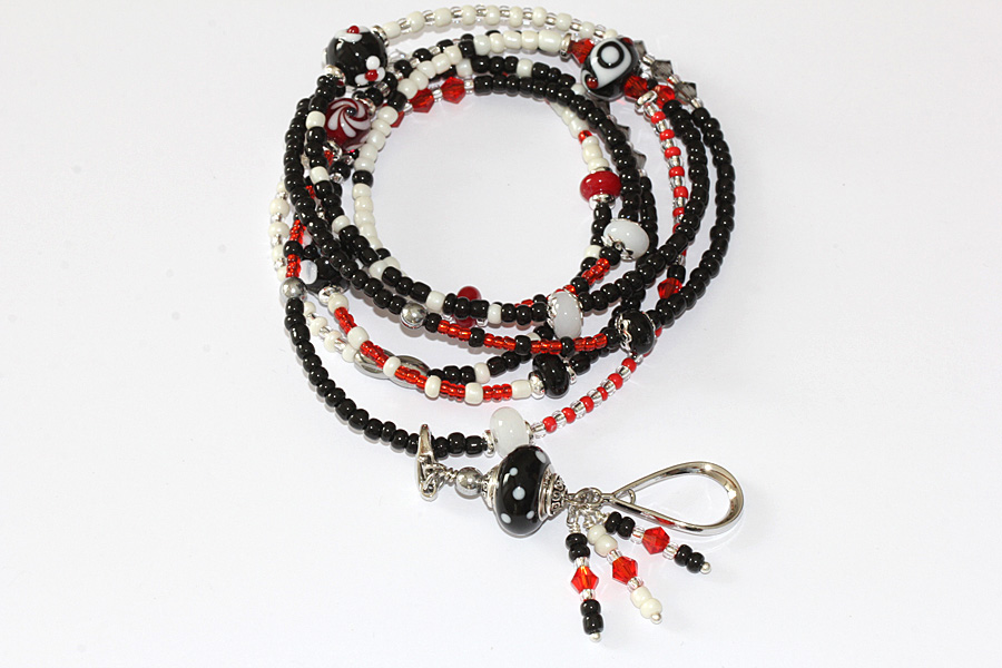 Lange Kette schwarz-weiß-rot